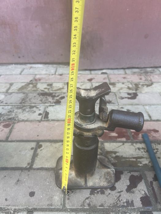 Домкрат механический