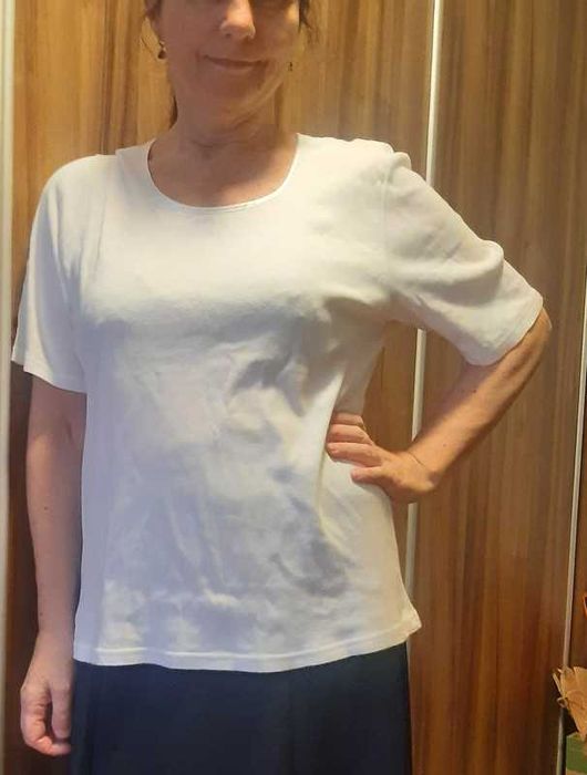śnieżnobiała bluzka z krótkim rękawkiem
