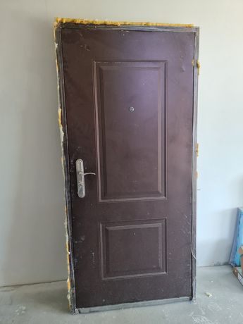 Drzwi budowlane tymczasowe zewnetrzne z oscieznica