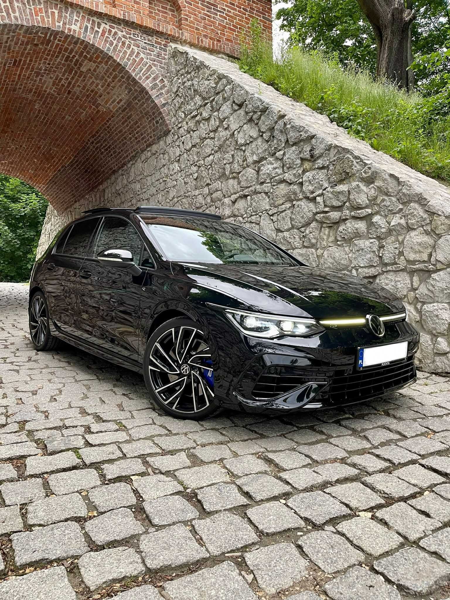 Wynajem auta sportowego Volkswagen Golf R 320 KM, wydech Akrapovič.