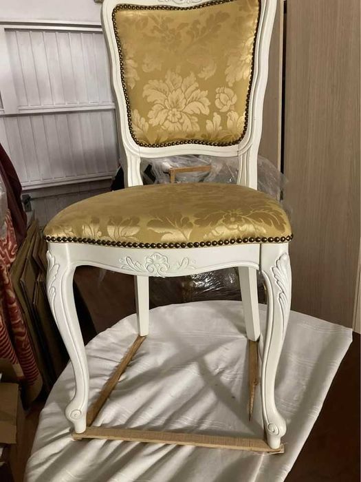 Cadeiras estofadas novas brancas