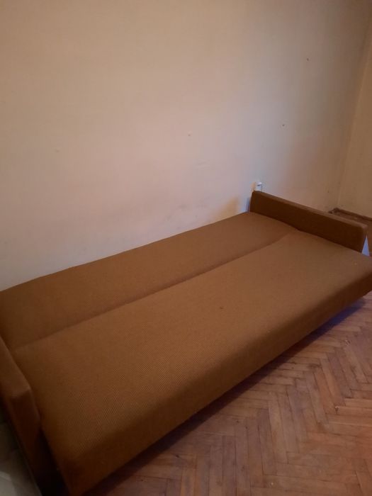 Wersalka z obiciem w brązowym kolorze.