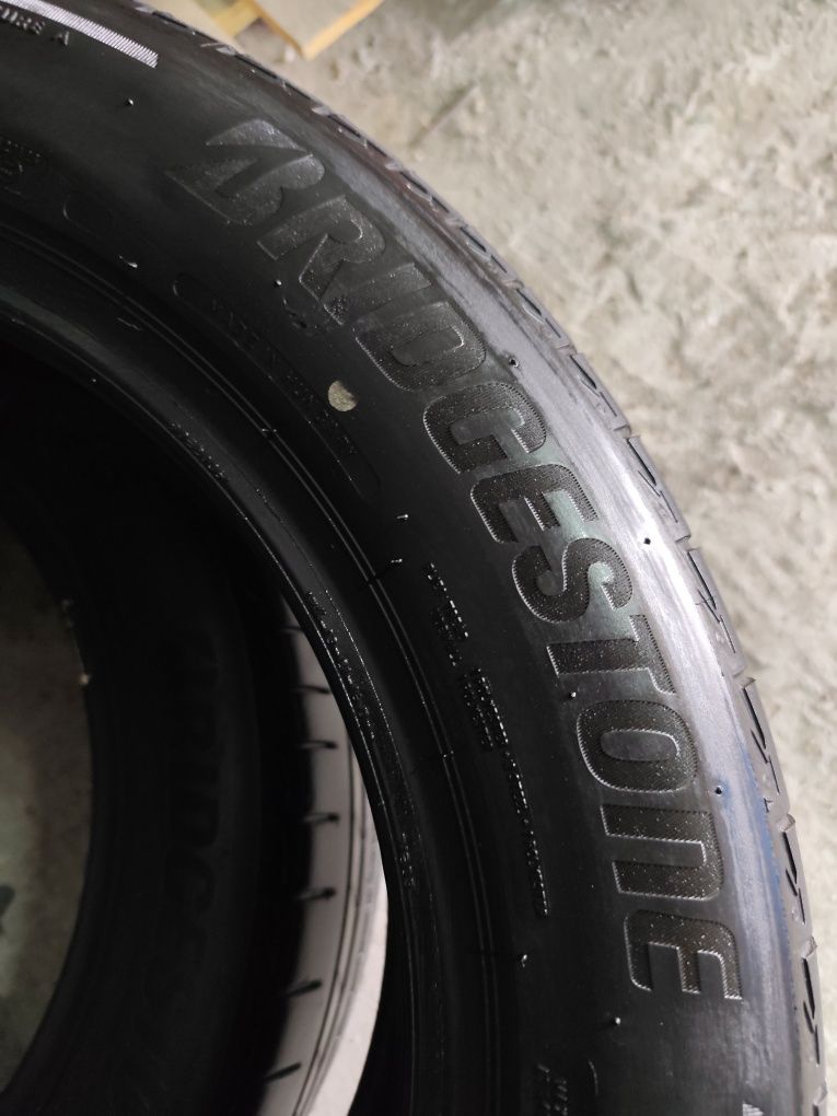 Pneus 205/60r17 Bridgestone Turanza T005* com 75% piso