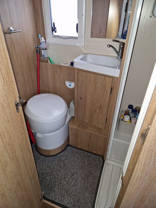 Kamper Roller Team 279 M, 6 os do jazdy, 8 do spania, klima, panele FV