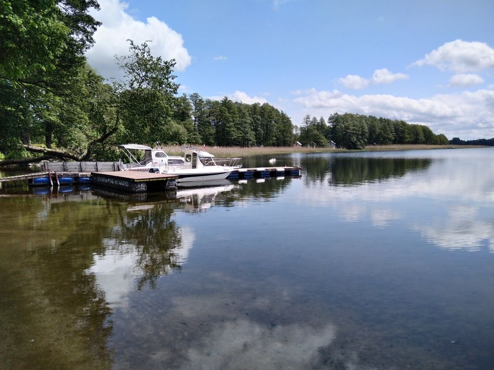 Miejsce parking marina łódz motorowa wedkarska