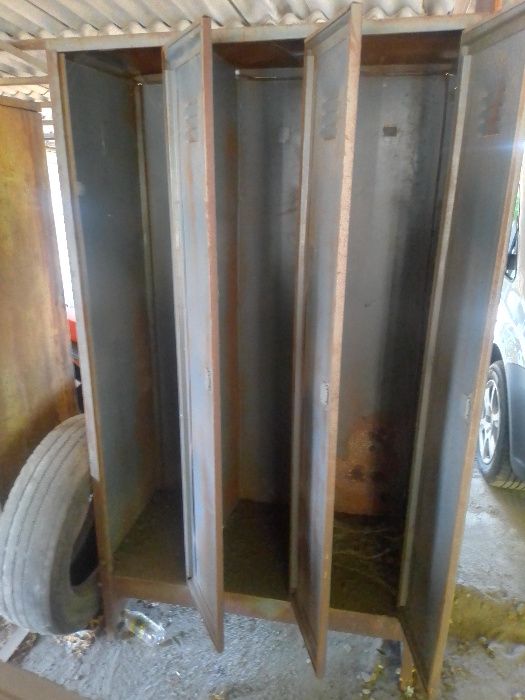 Шкаф металческий для автостоянки или офиса . Требует покраски .