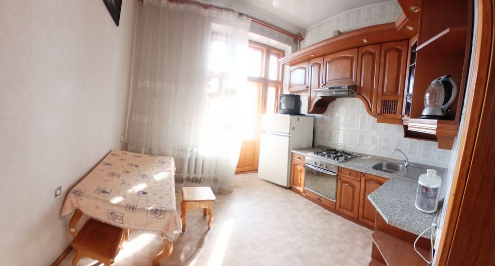 Сдам большую квартиру у метро.