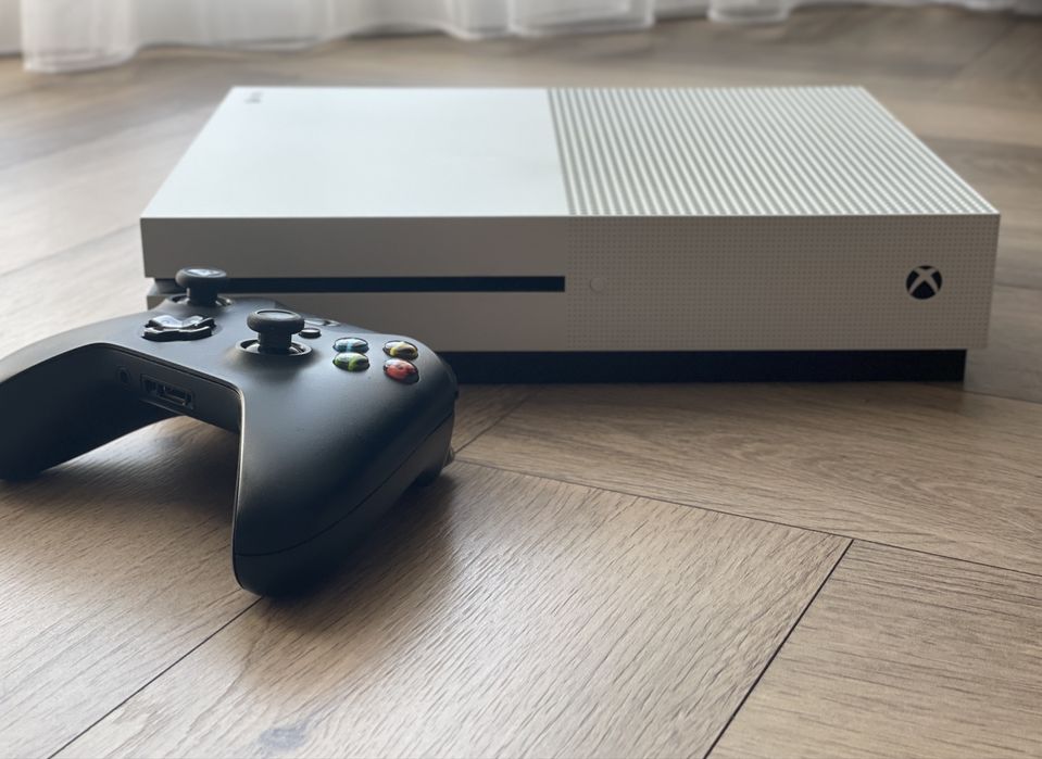 Xbox One S 1TB + 2 геймпади