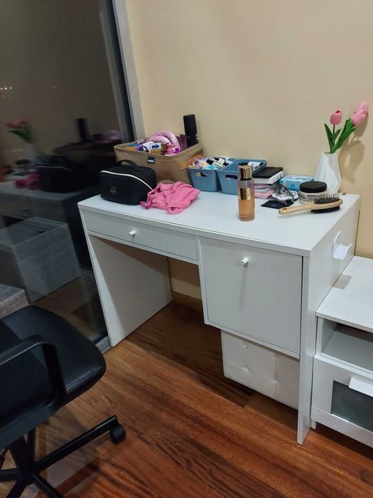 Secretaria com duas gavetas.