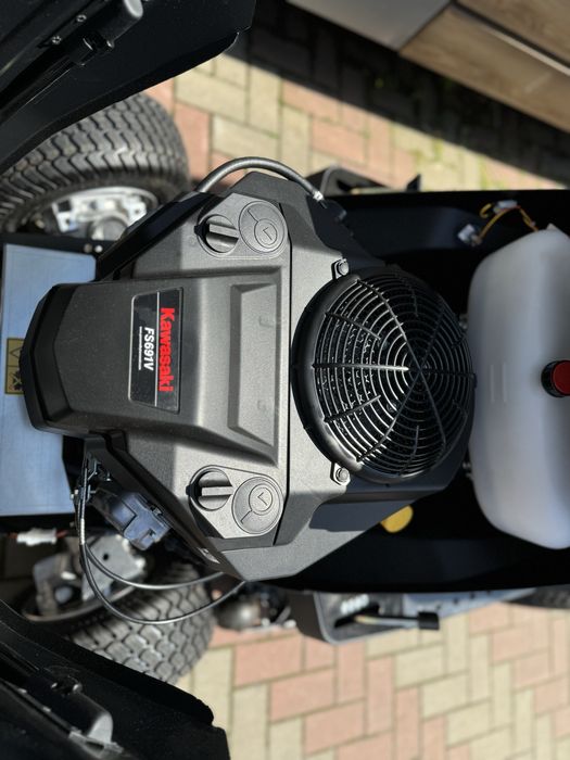 SECO traktor ogrodowy Profesjonalny naped 4x4 z wysokim wysypem trawy