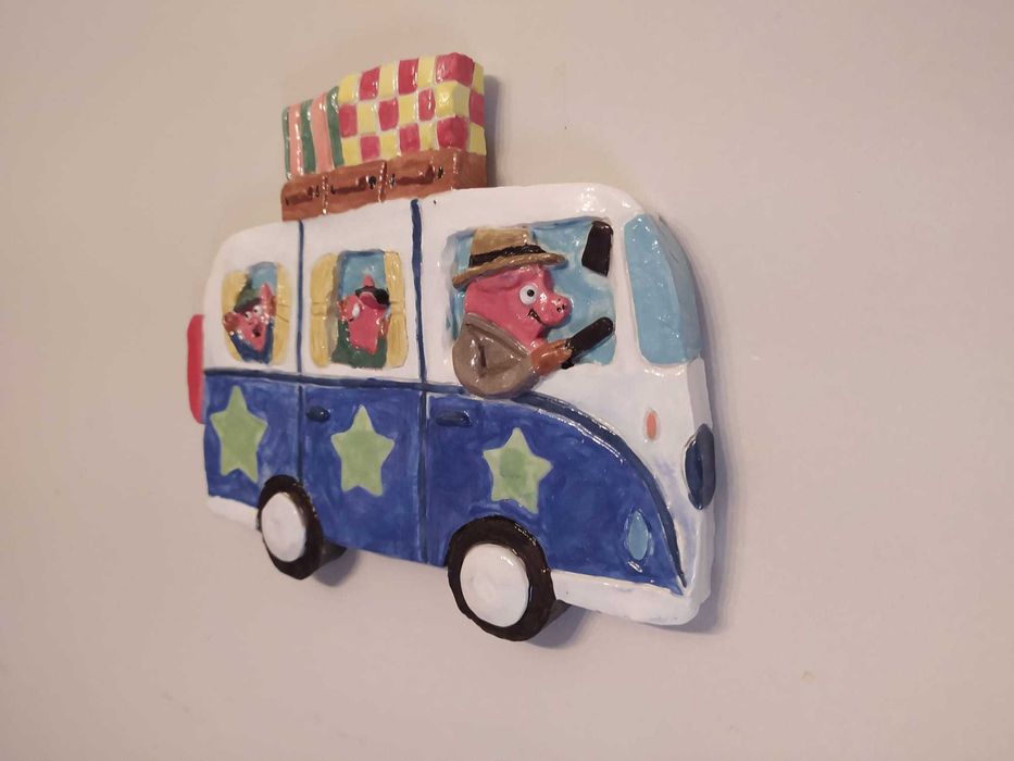 Escultura de cerâmica feita à mão: porquinhos a passear na van