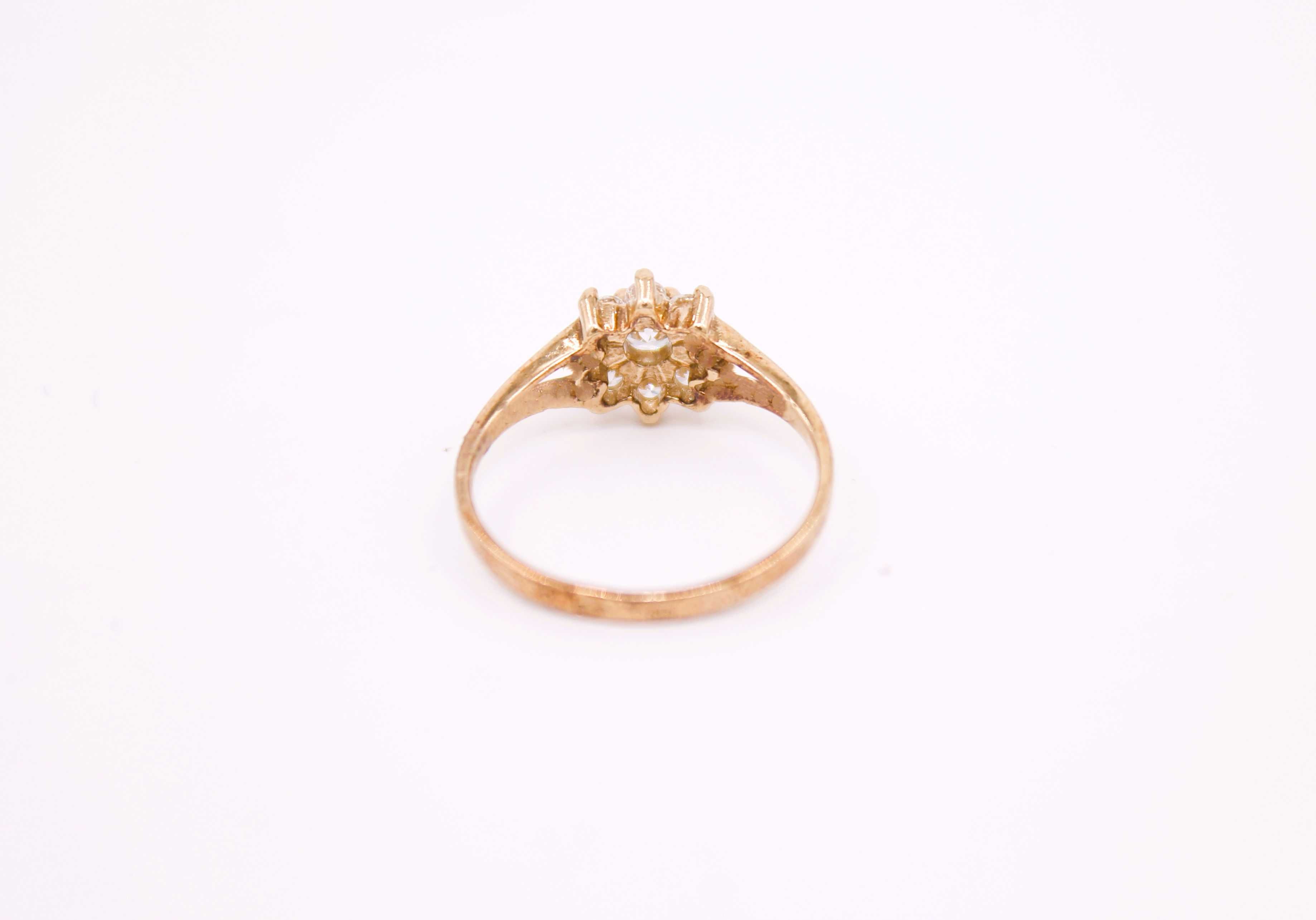 Złoty pierścionek p.333/1,52g z kwiatuszkiem wysadzanym cyrkoniami