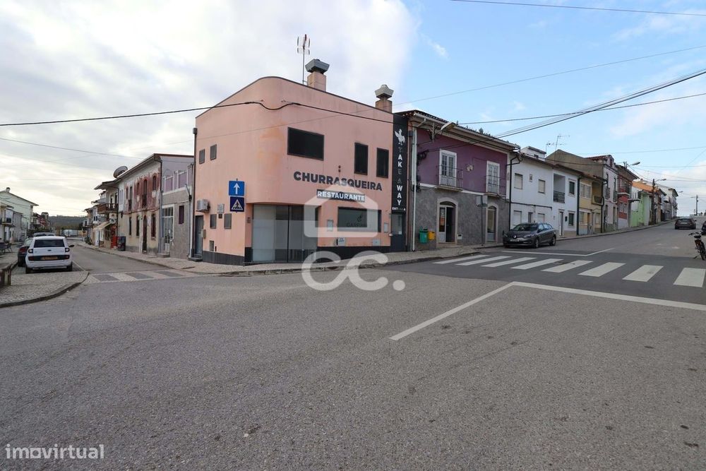 Prédio comercial com restaurante e churrasqueira em atividade, em Vila
