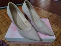 Sapatos de salto em bege