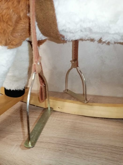 Koń na biegunach – stabilny, miękki, z ochroną podłogi