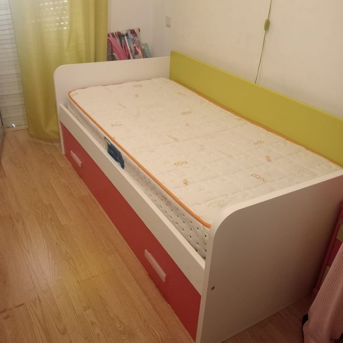 Cama solteiro menina com mesa de cabeceira