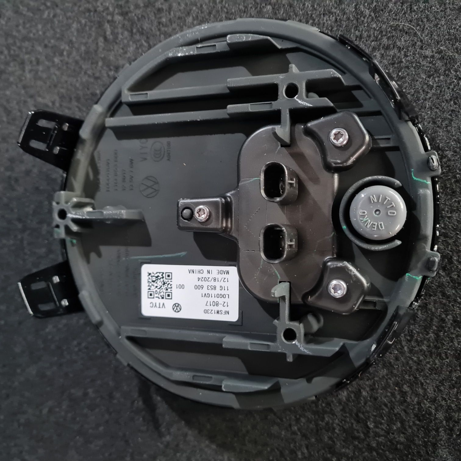 Новая эмблема, знчок, логотип  id4 оригинал 11G853600AWA  11K853600AWA