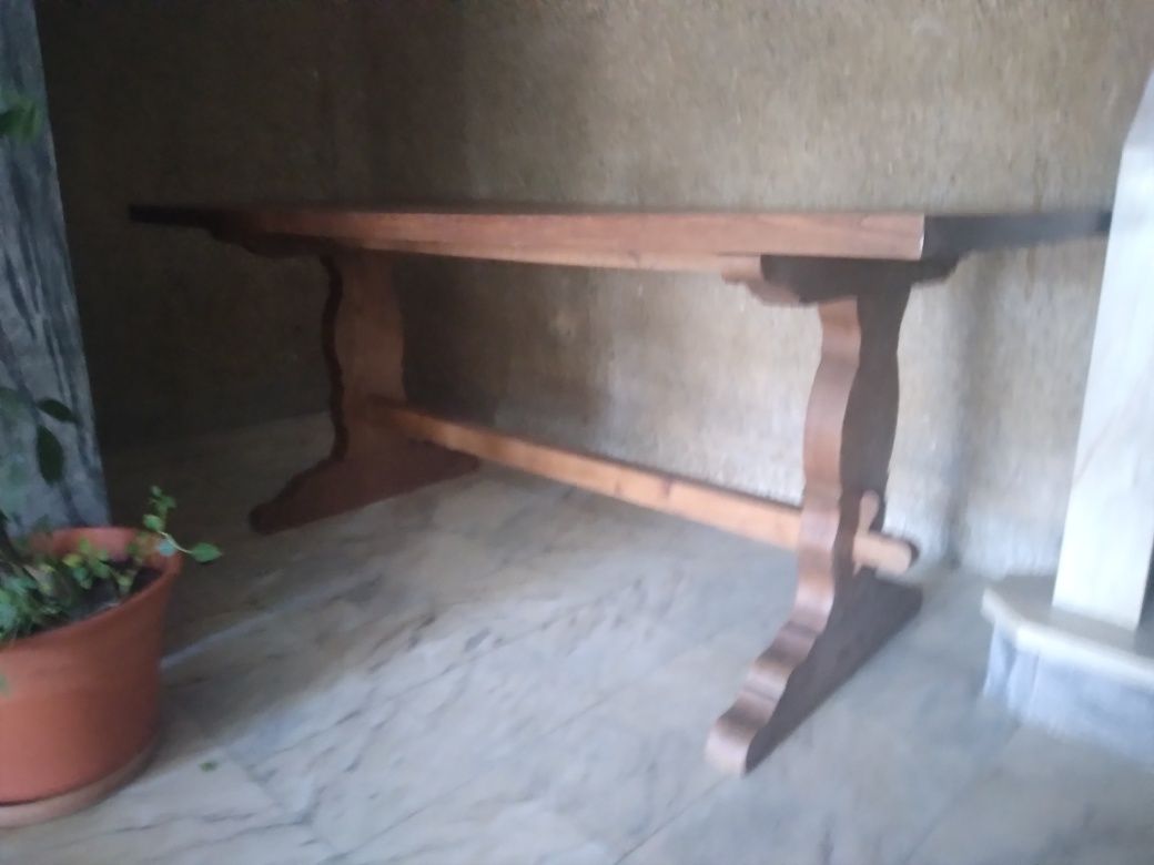 Mesa em madeira maciça