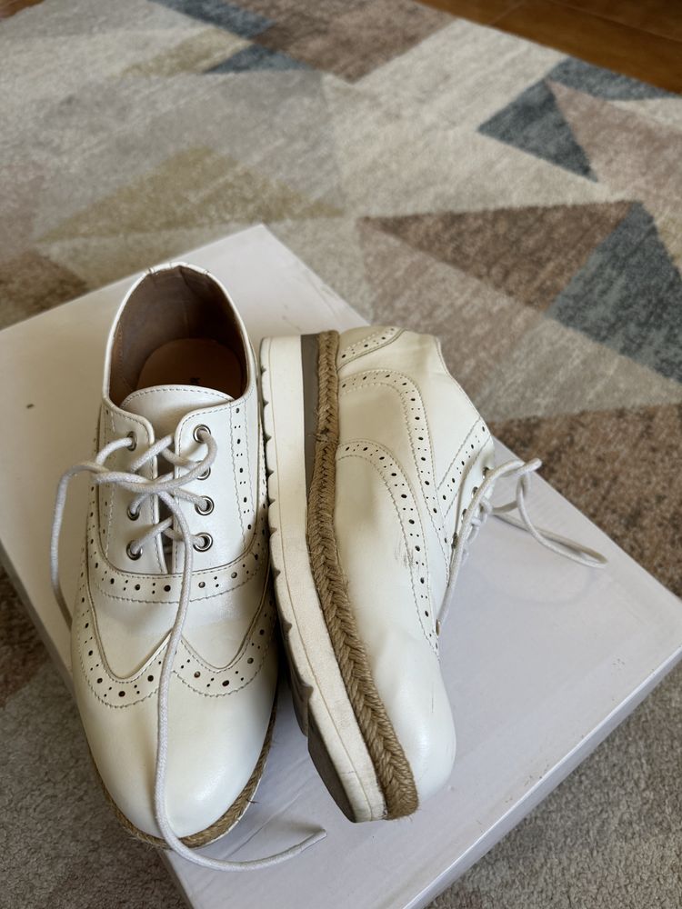 Sapato feminino branco com detalhes - super estiloso n. 39 CODE