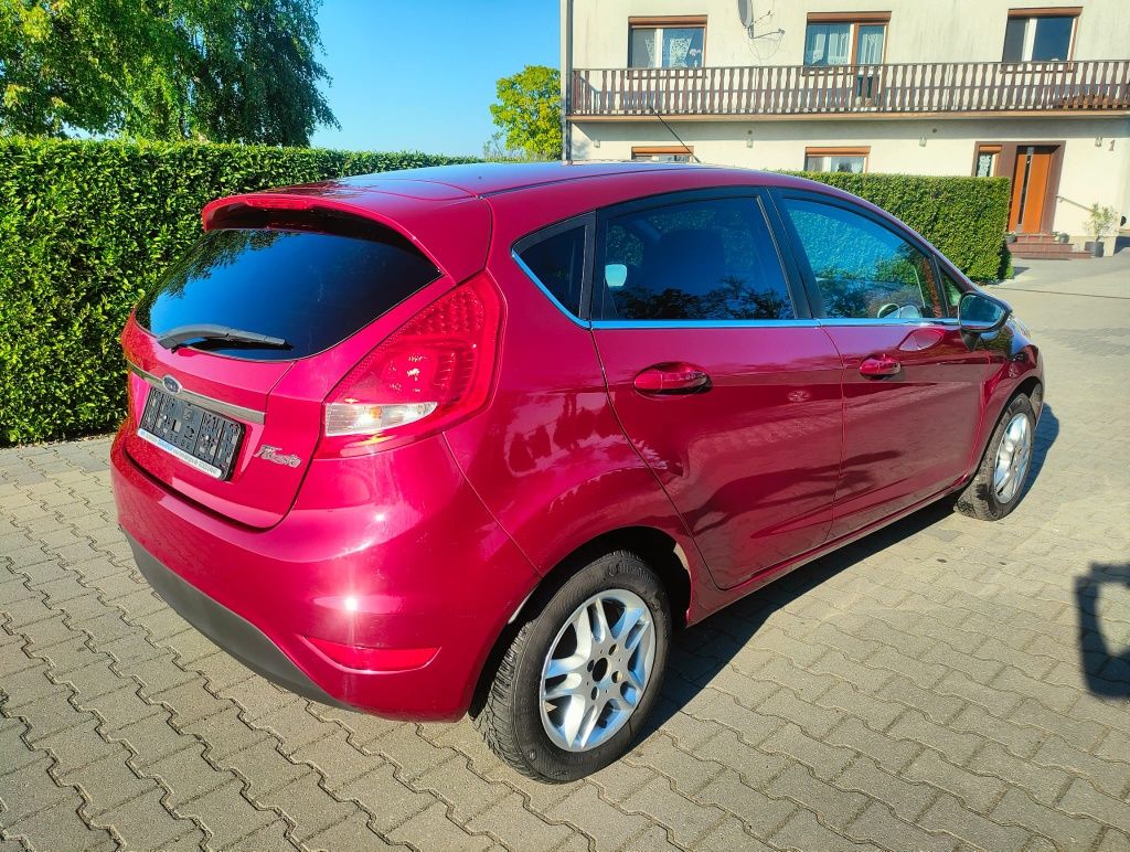 Ford Fiesta benzyna Klimatyzacja Aluminiowe felgi Chrom Pakiet