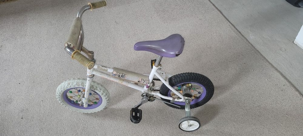 Rowerek dziecięcy z bocznymi kółkami.