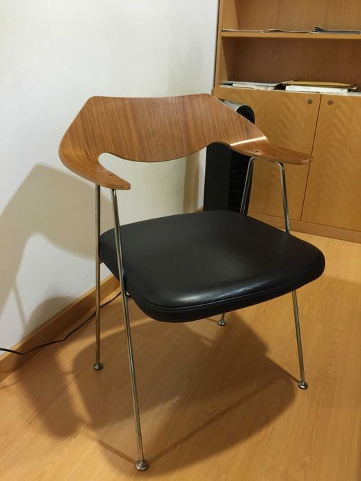 cadeiras em pele e madeira