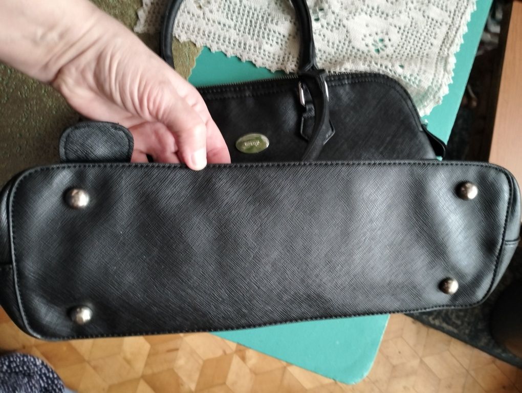 Czarna torebka Orsay; 27 x 35-44 x 13cm