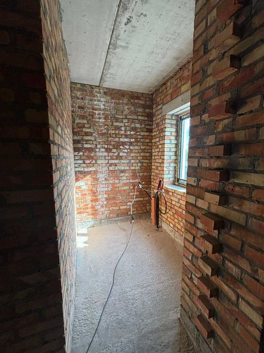 Новий таунхаус з червоної цегли в центральній частині міста. Галина