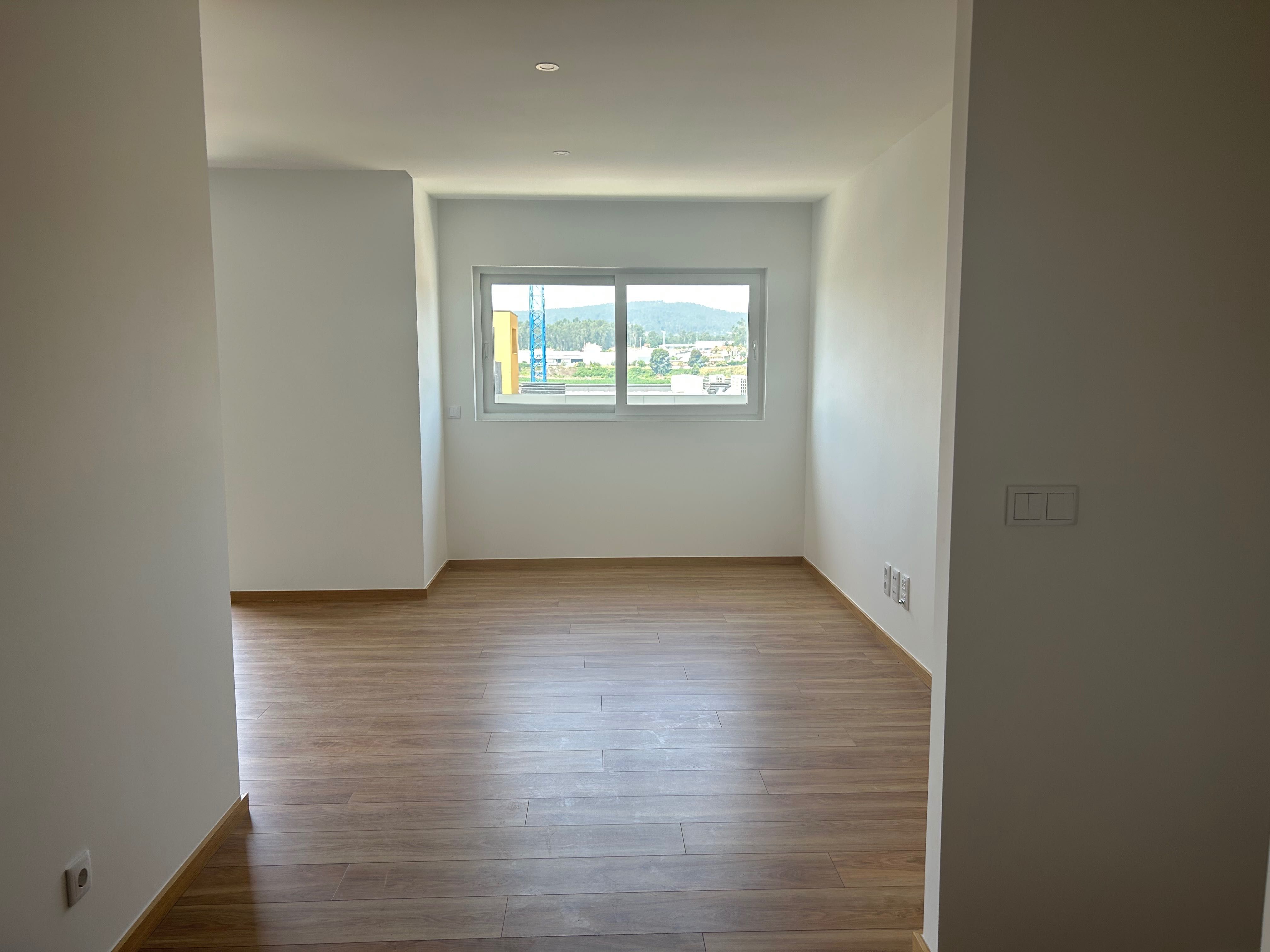 Alugo apartamento Novo com garagem junto à estação de Nine
