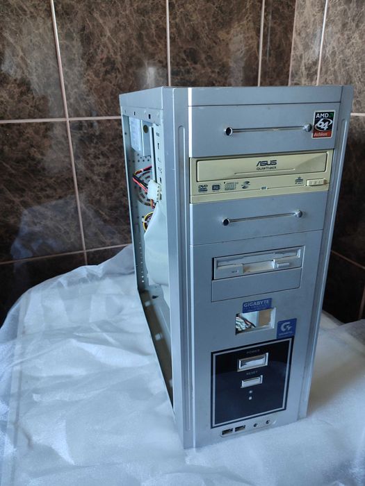 Komputer GIGABYTE GA-8IR533 grafika radeon 9200 muzyczna realtek