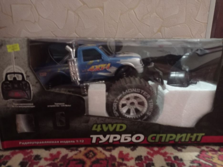 Продаю машинку на пульті