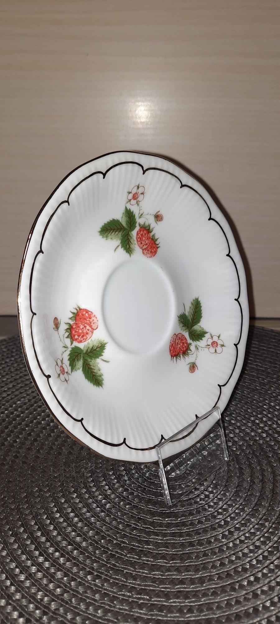 Spodek porcelana Wałbrzych poziomki
