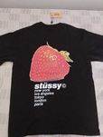 STUSSY czarna koszulka z nadrukiem truskawkowym Rozmiar M
