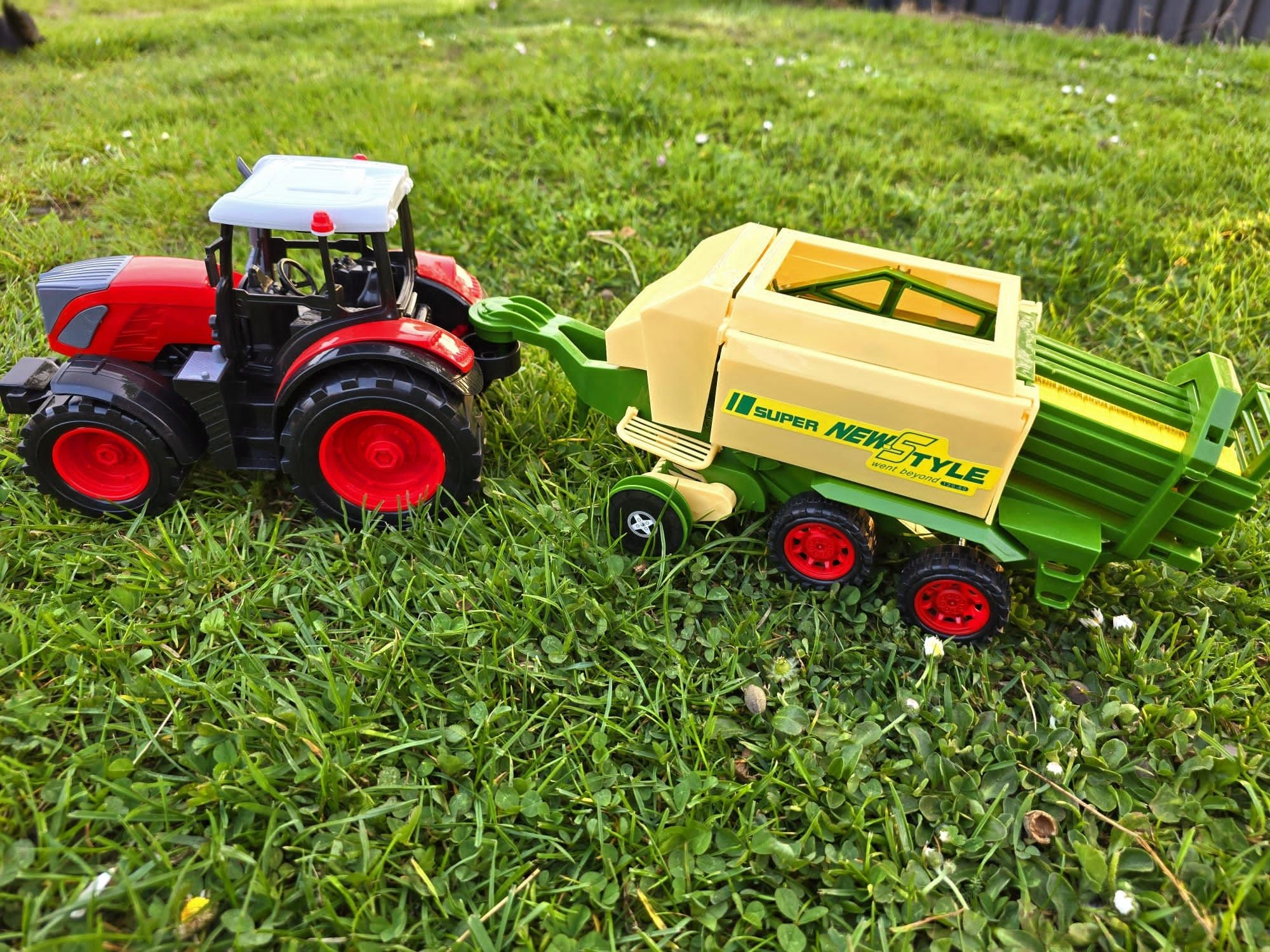 Wielki Traktor z prasą maszyną rolniczą nowy czerwony