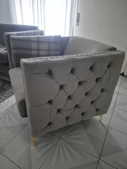 Sofá  3 lugares designer italiano, estilo de luxo em veludo cinza.