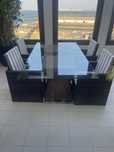 Mesa com vidro de 1,10 por 2 metros e 4 cadeiras de exterior