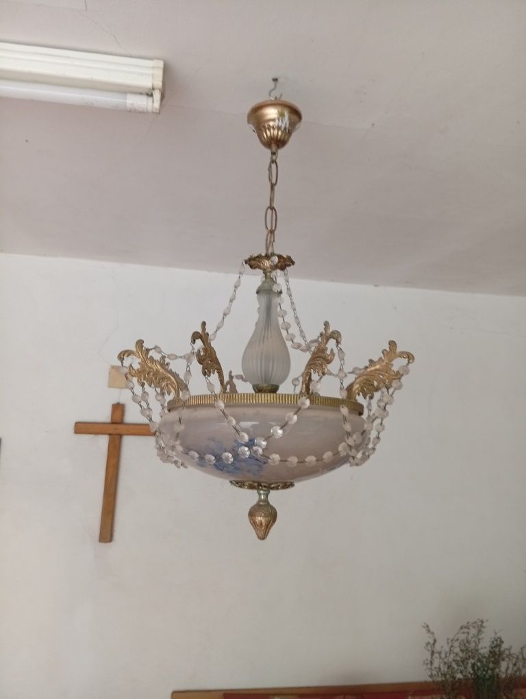 Candeeiro de teto em metal amarelo com vidrinhos tipo cristais
