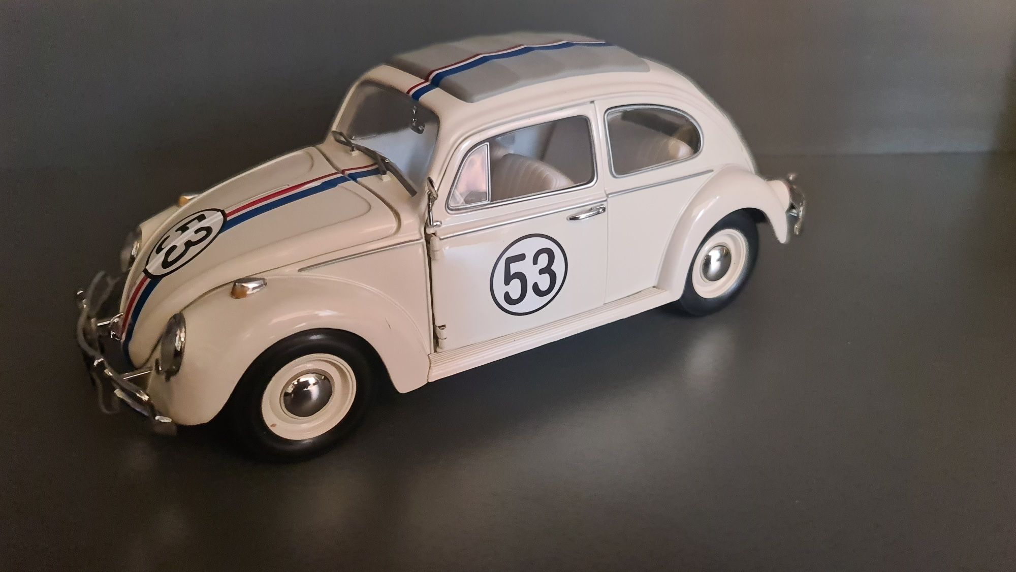 Vw beeatle garbus herbie model w skali 1;18 johnny lightning