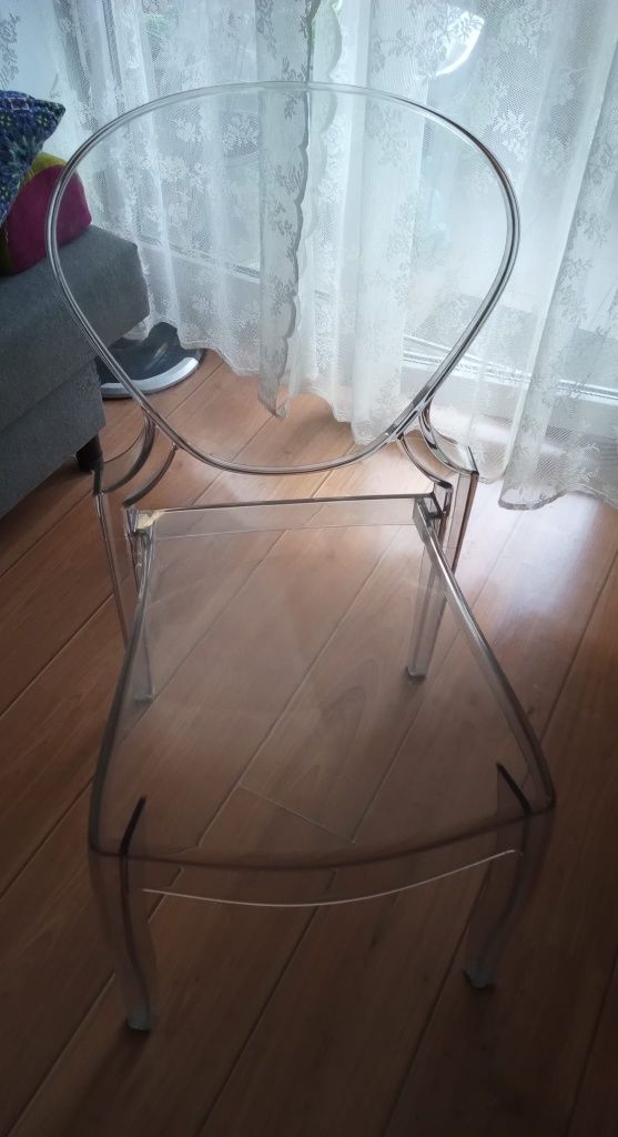 Krzesła przezroczyste