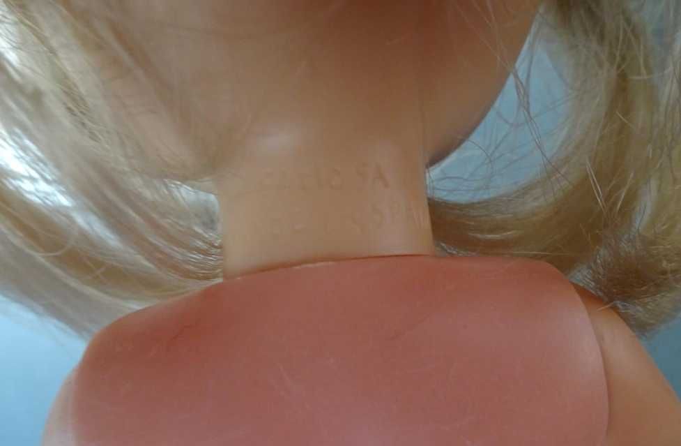 Antiga boneca Famosa Lesly com roupa original