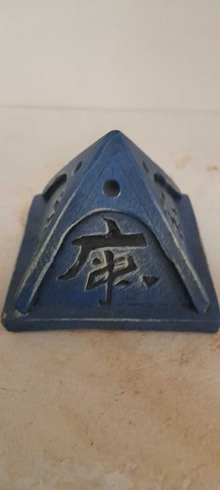 Guarda Joias em forma de pirâmide.