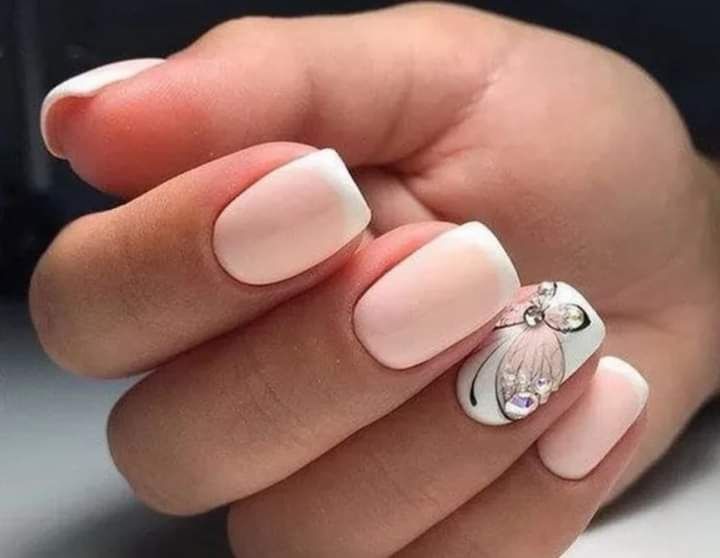 Manicure i pedicure hybrydowy, przedłużanie paznokci.  Pedicure leczni