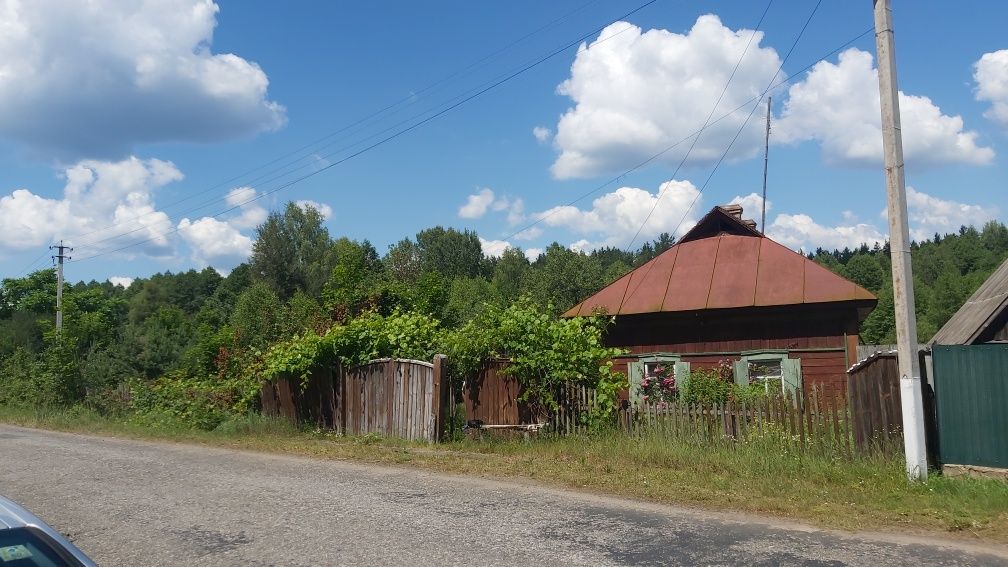Будинок у ліса, блакитні озера.
