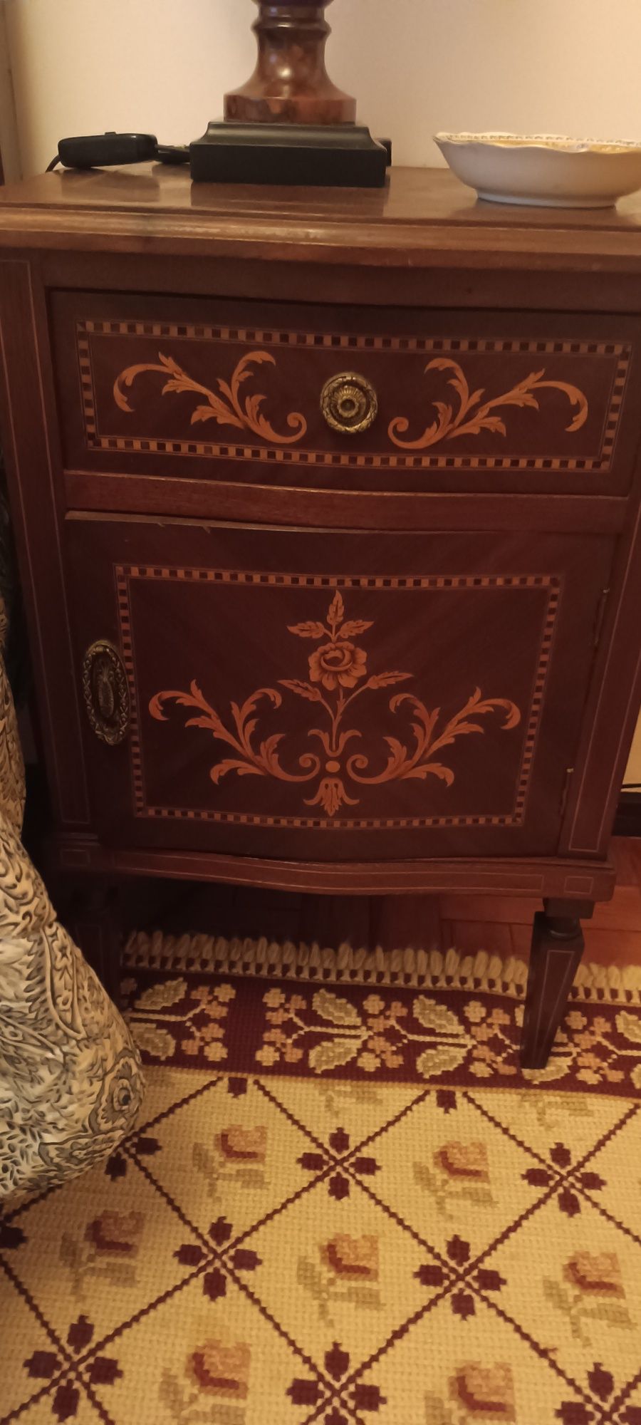 Cama de casal e mesas de cabeçeira e cadeira