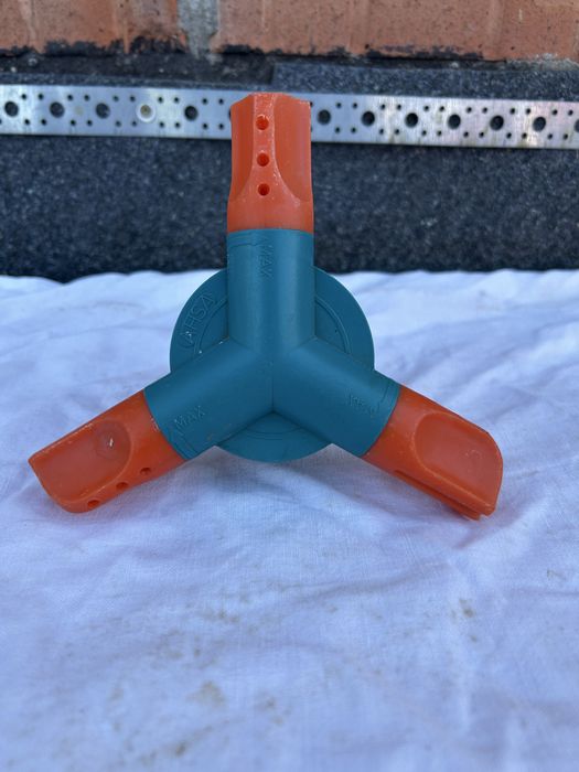 Водний розбризкувач зрошувач обертається, Кіл ніжка