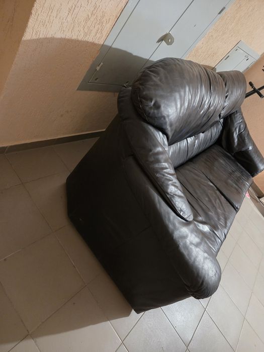 Продам кожаний диван