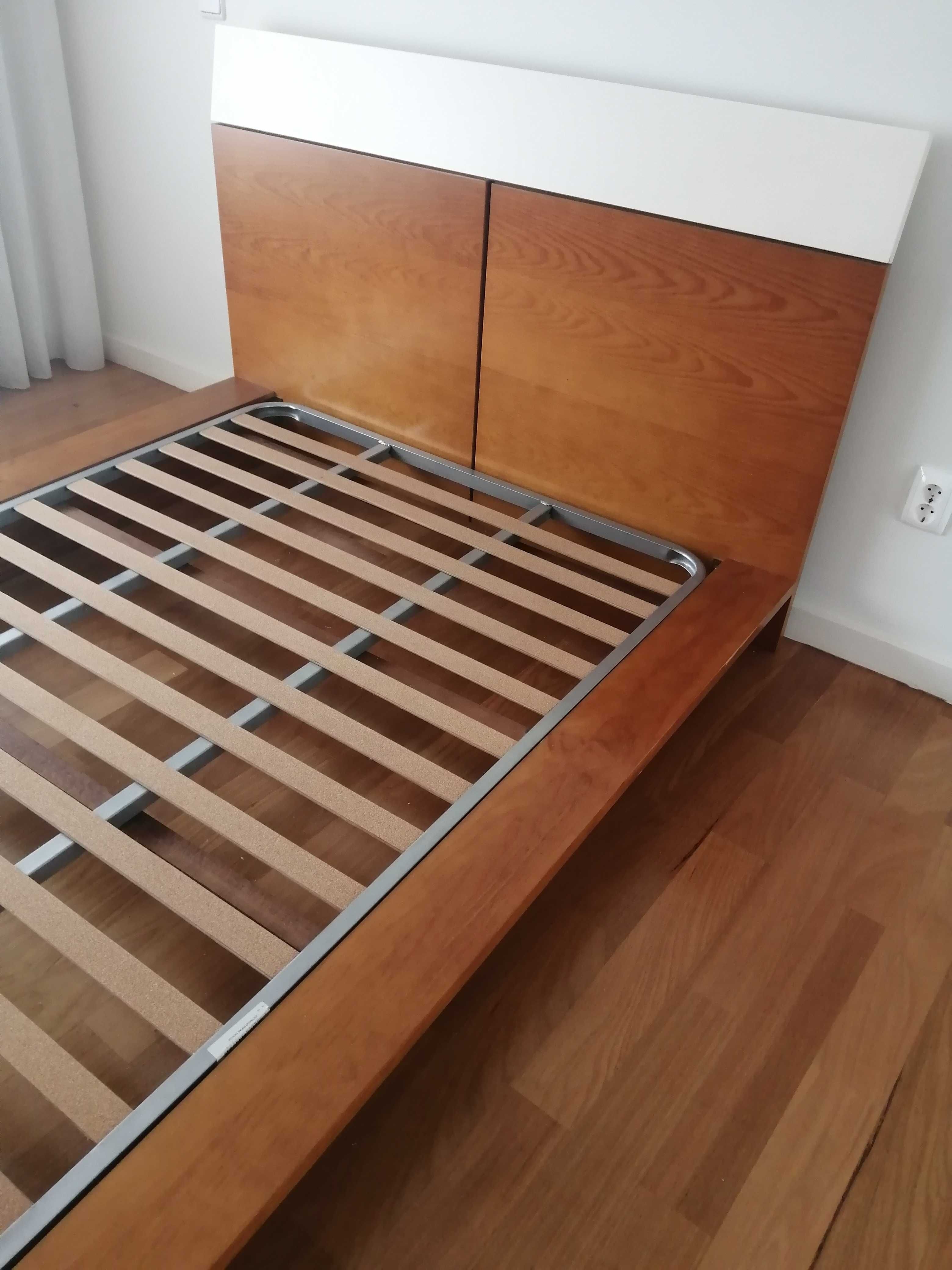 Cama de corpo e meio, com estrado, mesa de apoio e estante.