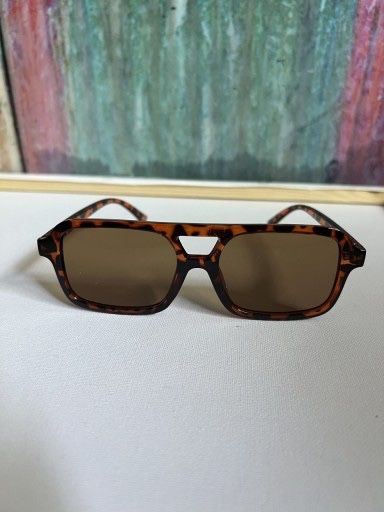 Stylowe okulary przeciwsłoneczne – wzór panterka