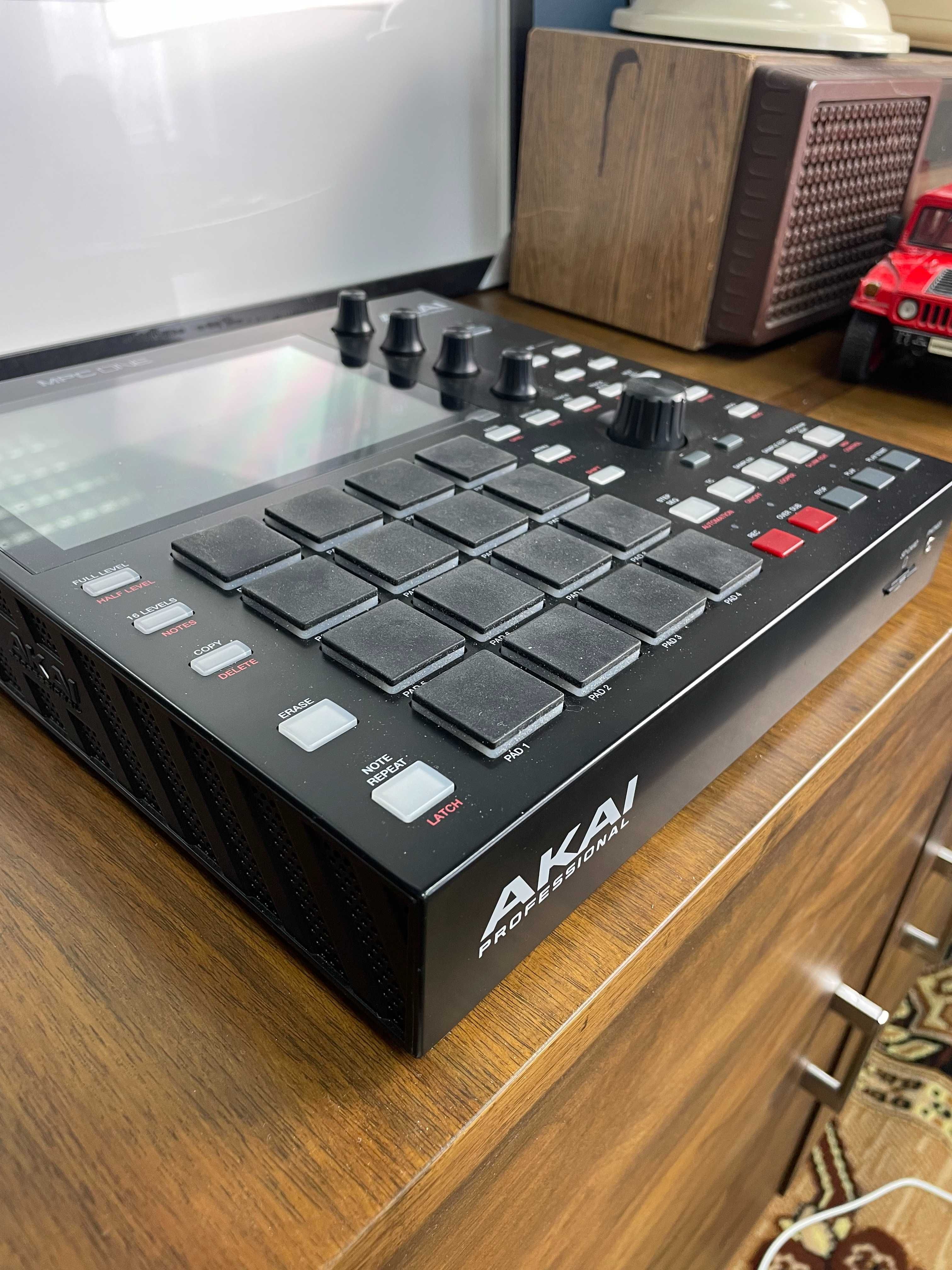 Akai MPC One z pokrowcem. Jeśli szukasz w stanie idealnym to zapraszam