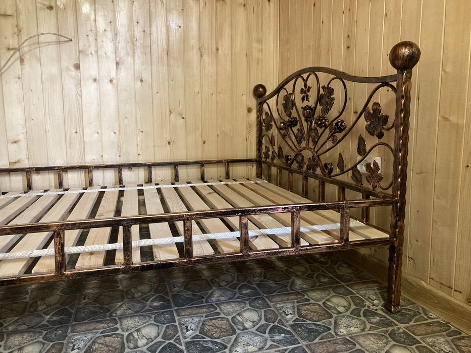 Łóżko metalowe